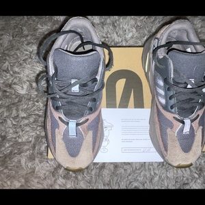 Yeezy 700 Mauve size 7 men’s 8 women
